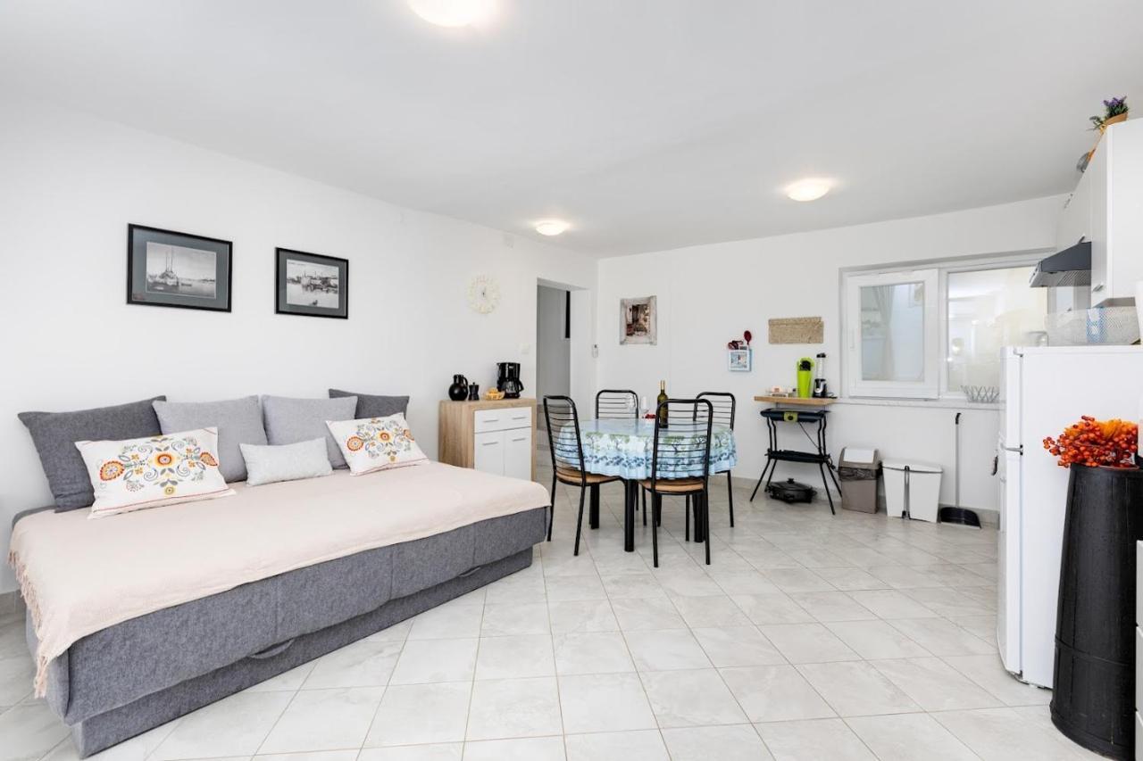 Apartment Oleander Malinska Esterno foto